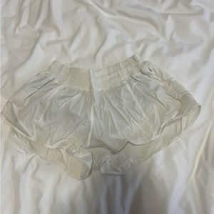 White Lululemon Hotty Hot Low rise lined shorts 2.5 inch inseam size 6